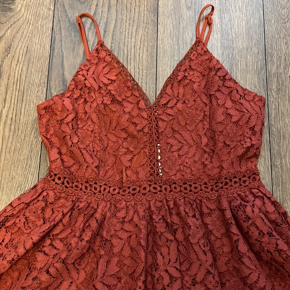 Main strip v neck ruffle Marsala dress - Picture 2 of 9